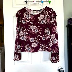 ONE CLOTHING Woman's Ruffled Sleeve Blouse  Size Small